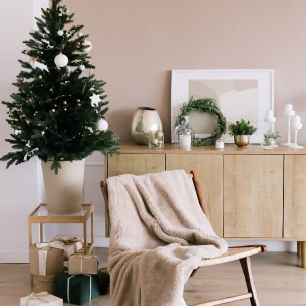 How to Celebrate a Minimalist Christmas (+ Decor Ideas)